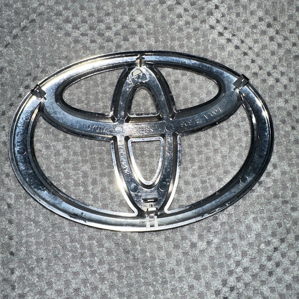 9097502192 Genuine Toyota EMBLEM ASSY, RADIATOR GRILLE 90975-02192 - Picture 2 of 3